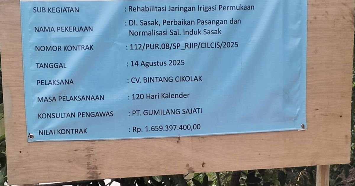 Foto papan proyek yang ada di lokasi pekerjaan
