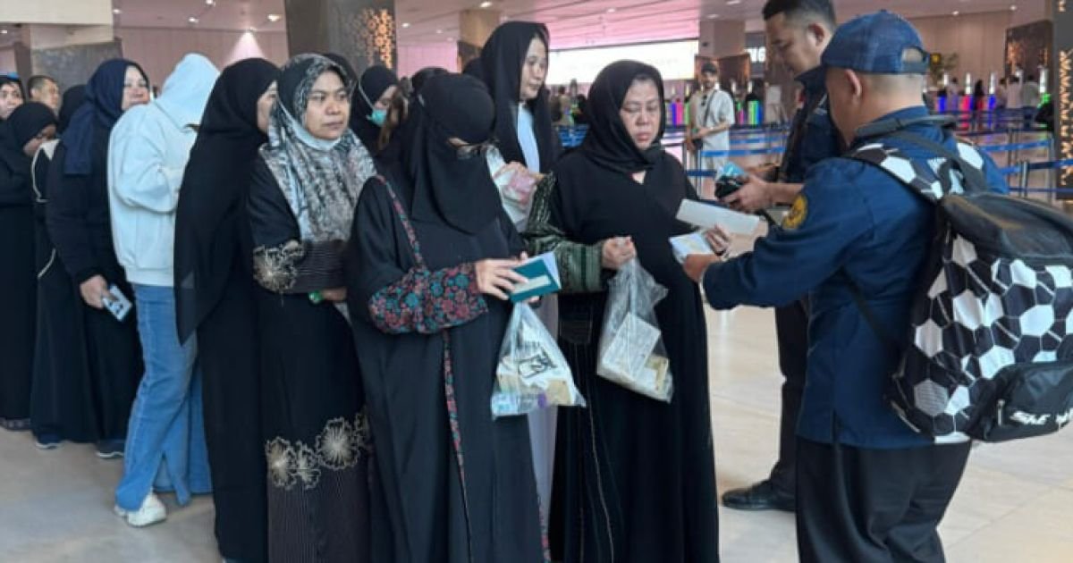 Foto: Para petugas mengawal pemulangan 96 Warga Negara Indonesia (WNI) dan Pekerja Migran Indonesia (PMI) dari Arab Saudi di Bandara Internasional Soekarno-Hatta.