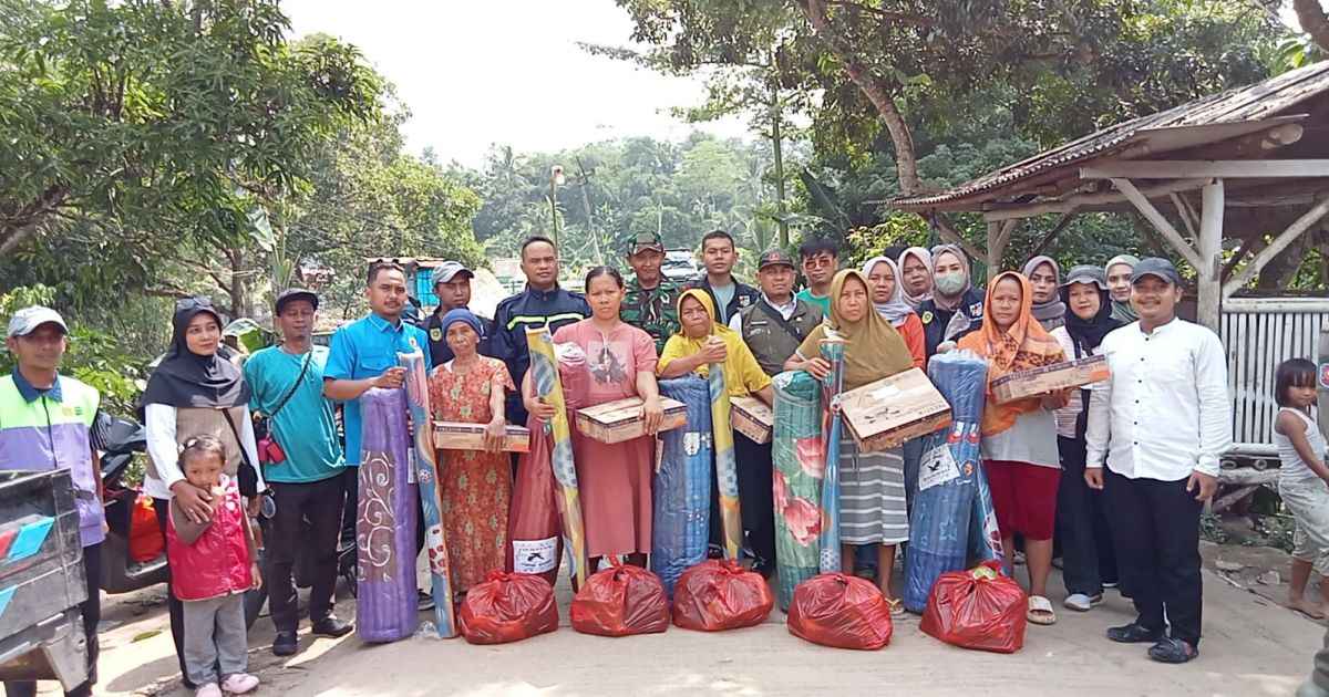 Dewan Pimpinan Kecamatan (DPK) KNPI Jasinga bersama Forum Komunikasi Jurnalis Bumi Putra (FKJBP) dan Forum Komunikasi Bumi Putra (FKBP) Bogor Barat menyalurkan bantuan kepada warga terdampak di Desa Pangaur.