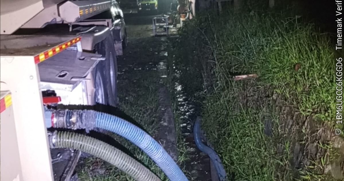 Limbah Cair Dibuang di Selokan Jalan Nasional Purwakarta, Tangki Pengangkut Bertuliskan PT Adhikari Energi Solusi